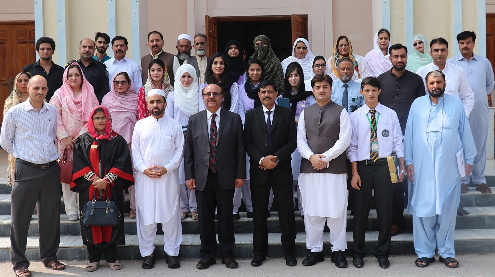 Vice Chancellor University of Peshawar is posing with the BA/BSc toppers, parents and officials of Controllate' Examinations on 23rd September, 2019 after BA/BSc results announcement ceremony.